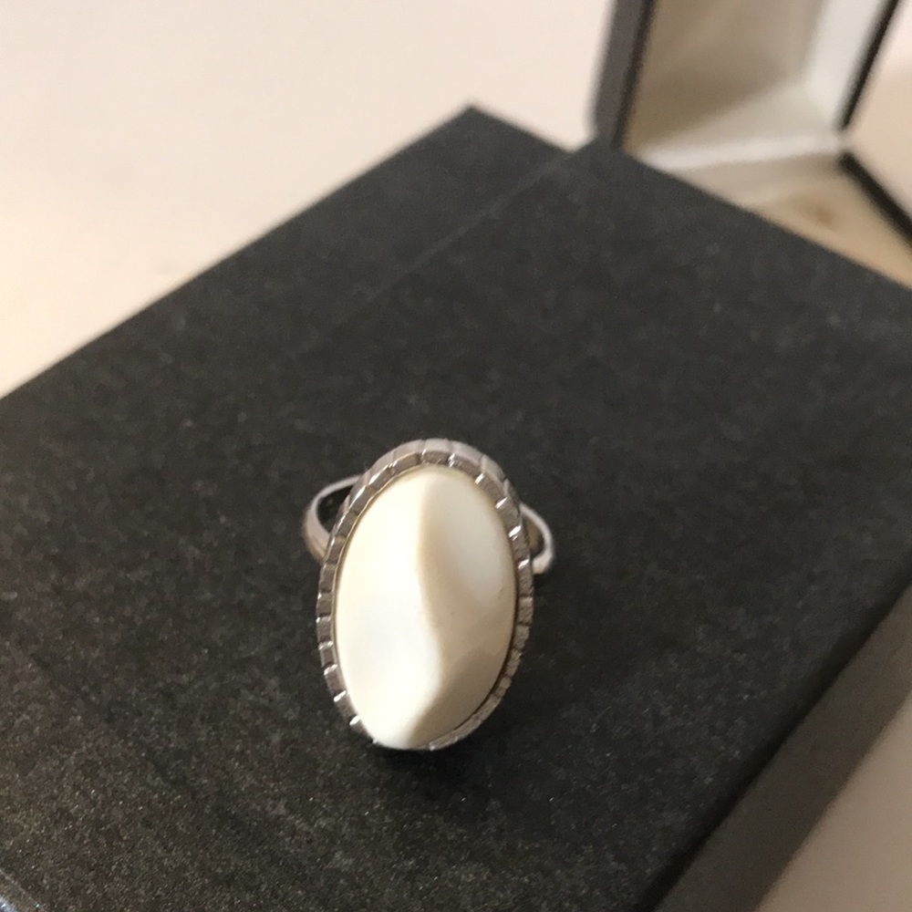 Sarah Coventry silver tone white ring faux ivory bezel design boho chic resort